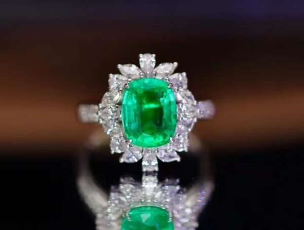 SGARIT Fine Jewelry Factory Customized Solid 18k White Gold 3 Carats Cushion Cut Jewellery Classic Engagement Anniversary VVG Green Natural Gemstone Emerald Ring