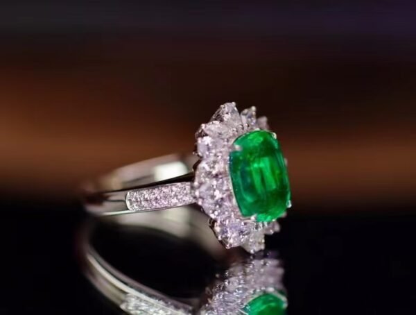 SGARIT Fine Jewelry Factory Customized Solid 18k White Gold 3 Carats Cushion Cut Jewellery Classic Engagement Anniversary VVG Green Natural Gemstone Emerald Ring