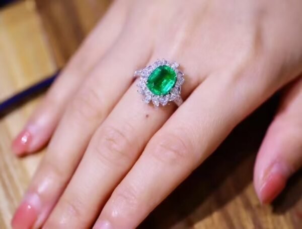 SGARIT Fine Jewelry Factory Customized Solid 18k White Gold 3 Carats Cushion Cut Jewellery Classic Engagement Anniversary VVG Green Natural Gemstone Emerald Ring