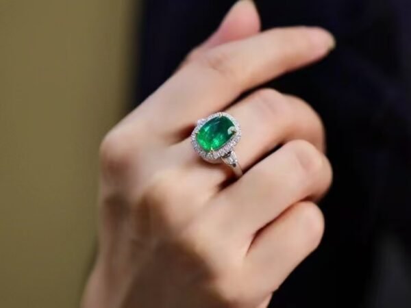 SGARIT Fine Jewelry Factory Customized Solid 18k White Gold 3.62 Carats Cushion Cut Jewellery Classic Engagement Anniversary VVG Green Natural Gemstone Emerald Ring