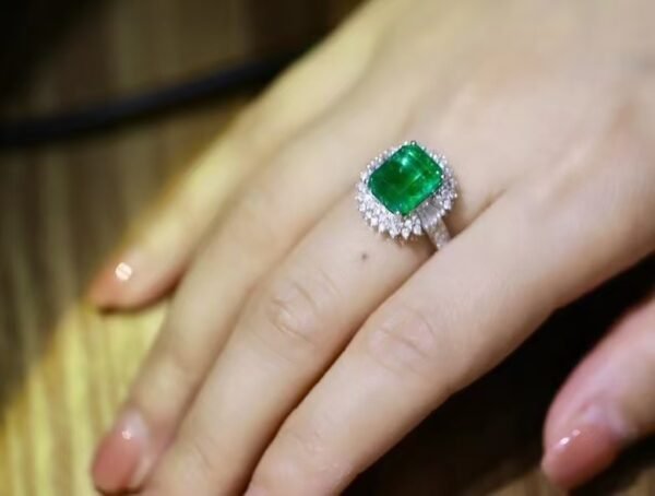 微信图片_202408021008086 SGARIT Fine Jewelry Factory Customized Solid 18k White Gold 3.8 Carats Emerald Cut Jewellery Classic Engagement Anniversary VVG Green Natural Gemstone Emerald Ring