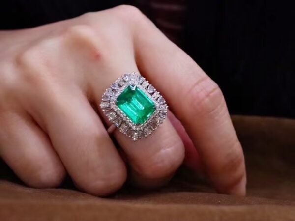 微信图片_202408021008465 SGARIT Fine Jewelry Factory Customized Solid 18k White Gold 2.71 Carats Emerald Cut Jewellery Classic Engagement Anniversary VVG Green Natural Gemstone Emerald Ring