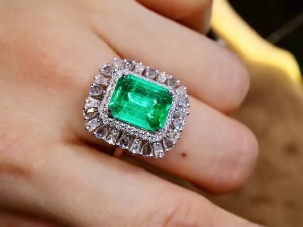 微信图片_202408021008466 SGARIT Fine Jewelry Factory Customized Solid 18k White Gold 2.71 Carats Emerald Cut Jewellery Classic Engagement Anniversary VVG Green Natural Gemstone Emerald Ring