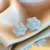 O1CN012RYrDC223ozjCIQpt_!!2209947347065-0-cib Sgarit Fashion Jewelry S925 Sterling Silver Camellia 1Ct Moissanite Earrings Jewellery