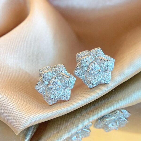 O1CN012RYrDC223ozjCIQpt_!!2209947347065-0-cib Sgarit Fashion Jewelry S925 Sterling Silver Camellia 1Ct Moissanite Earrings Jewellery