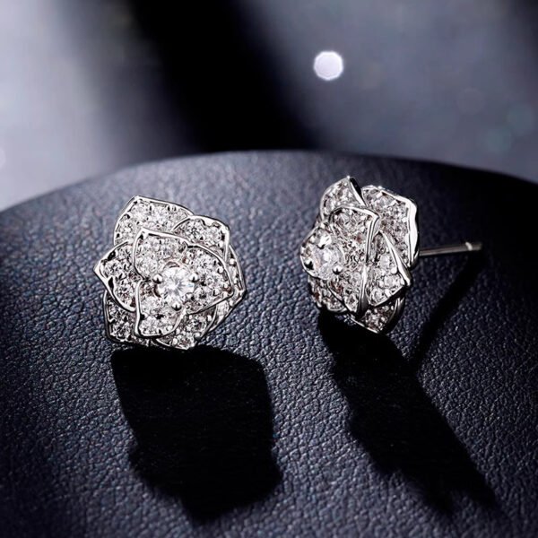 O1CN01RFqhqW223p3M2Reuf_!!2209947347065-0-cib Sgarit Fashion Jewelry S925 Sterling Silver Camellia 1Ct Moissanite Earrings Jewellery
