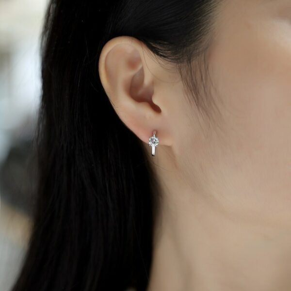 O1CN01ShtyiU1QJRJXA975q_!!2209390841955-0-cib Sgarit Fashion Jewelry S925 Sterling Silver 0.5Ct Moissanite Earrings Classic Jewellery