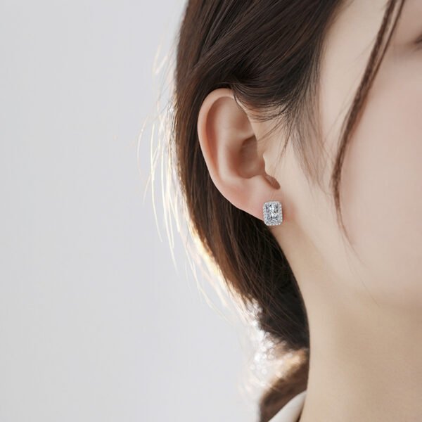 O1CN01wQXkeM2A7VIfGBqHz_!!2217578218156-0-cib Sgarit Fashion Jewelry S925 Sterling Silver 1Ct Cushion Cut Moissanite Star Earrings Classic Jewellery
