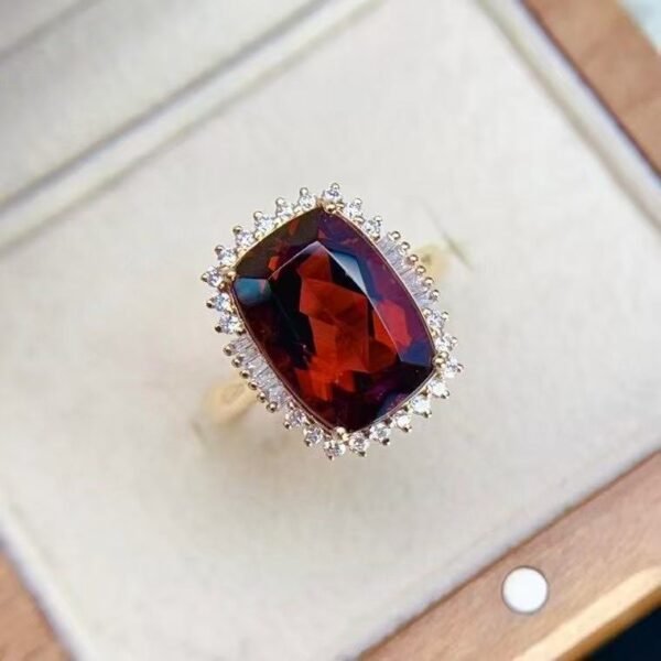 微信图片_20250429104215 SGRAIT Luxury 18k Gold Diamond Jewellery 5.55ct Cushion Cut Garnet with 32p 0.92ct Diamonds Jewelry Ring