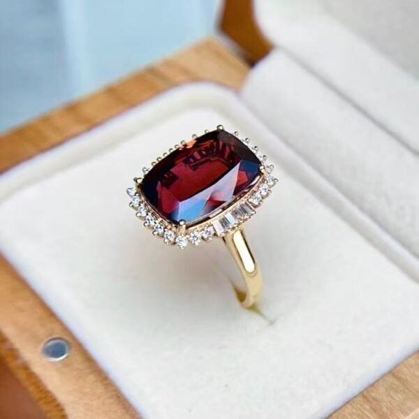 微信图片_20250429104223 SGRAIT Luxury 18k Gold Diamond Jewellery 5.55ct Cushion Cut Garnet with 32p 0.92ct Diamonds Jewelry Ring