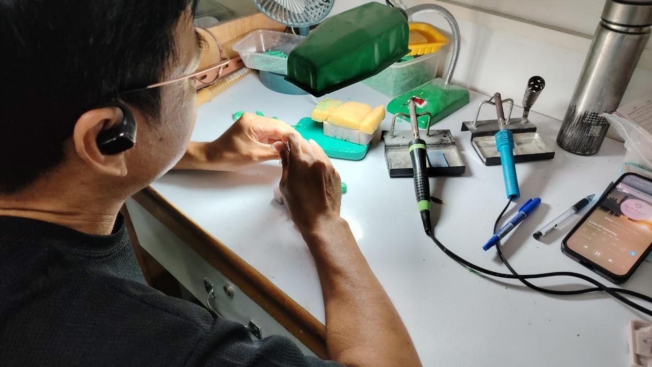 Shaping a jewelry piece at SGARIT